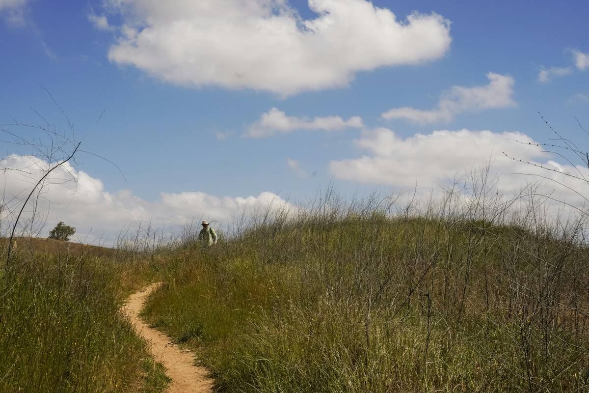 Comparison chart showing best practices for beginner vs advanced hikers