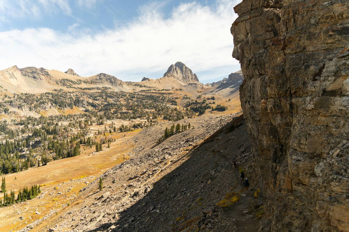 Chart showing calorie burn rates for different activities including hiking