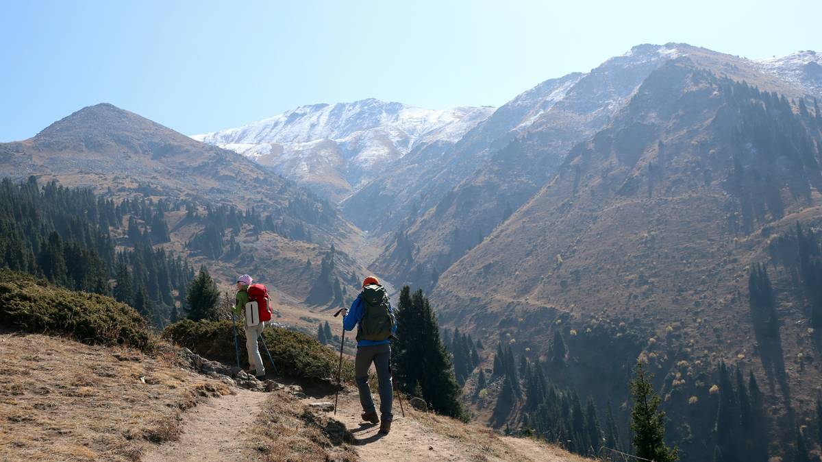 A hiker ascending steep terrain to illustrate trek ridge burn.
