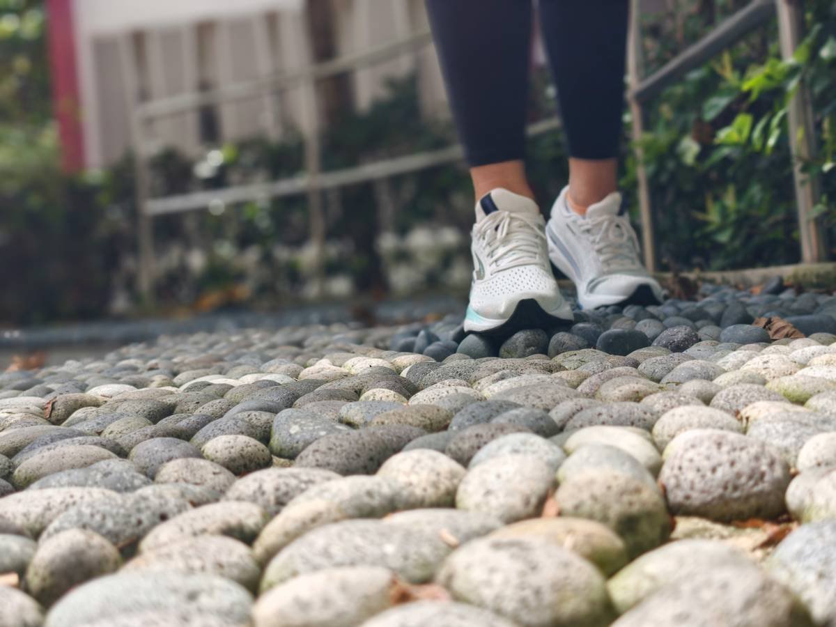 Comparison table showing free vs. paid hiking gear and their features, including shoes, backpacks, and clothing.