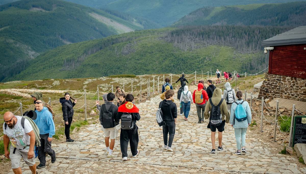 Bar chart comparing calories burned per hour: flat hiking (370), uphill hiking (540), treadmill walking (310), running (600) for 180-lb person