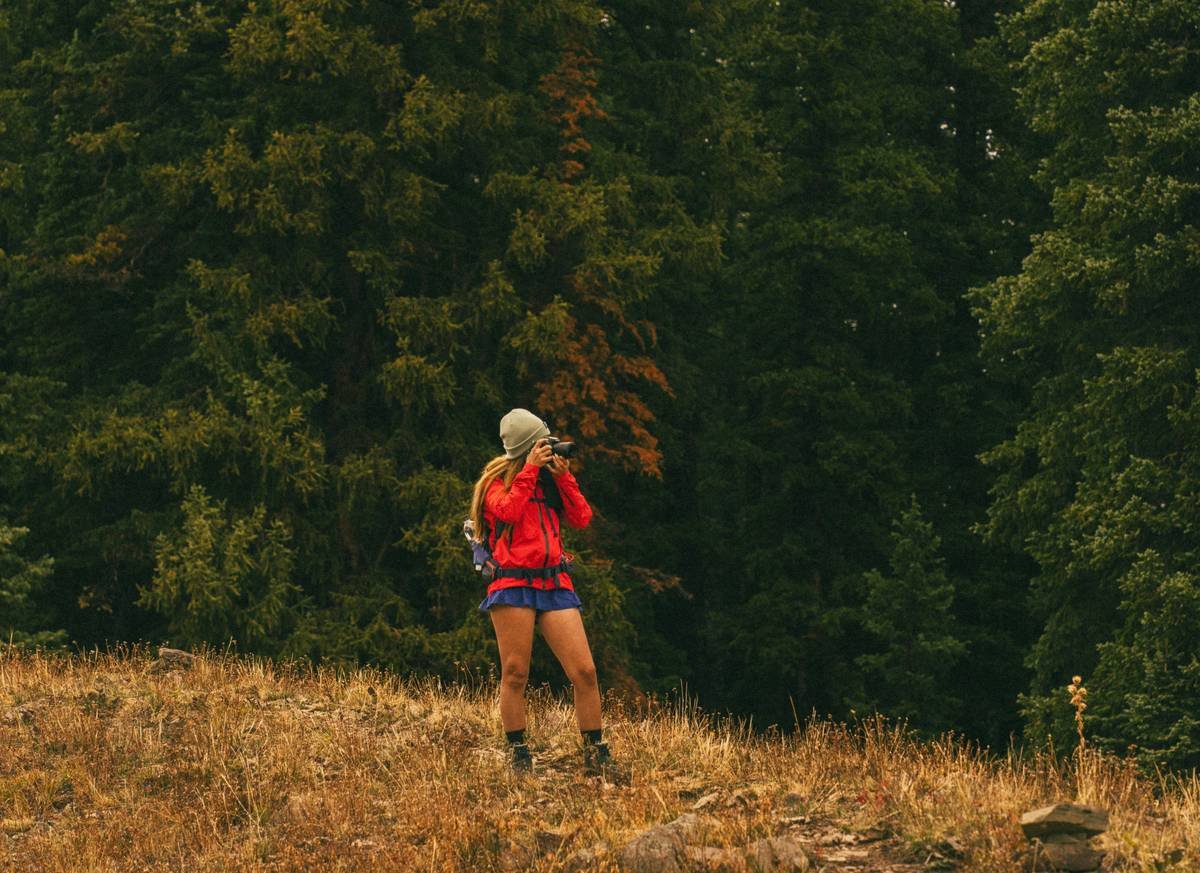 Bar chart comparing calories burned per hour: treadmill walking (280), flat outdoor walking (310), hiking moderate trail (450), hiking steep trail (550)