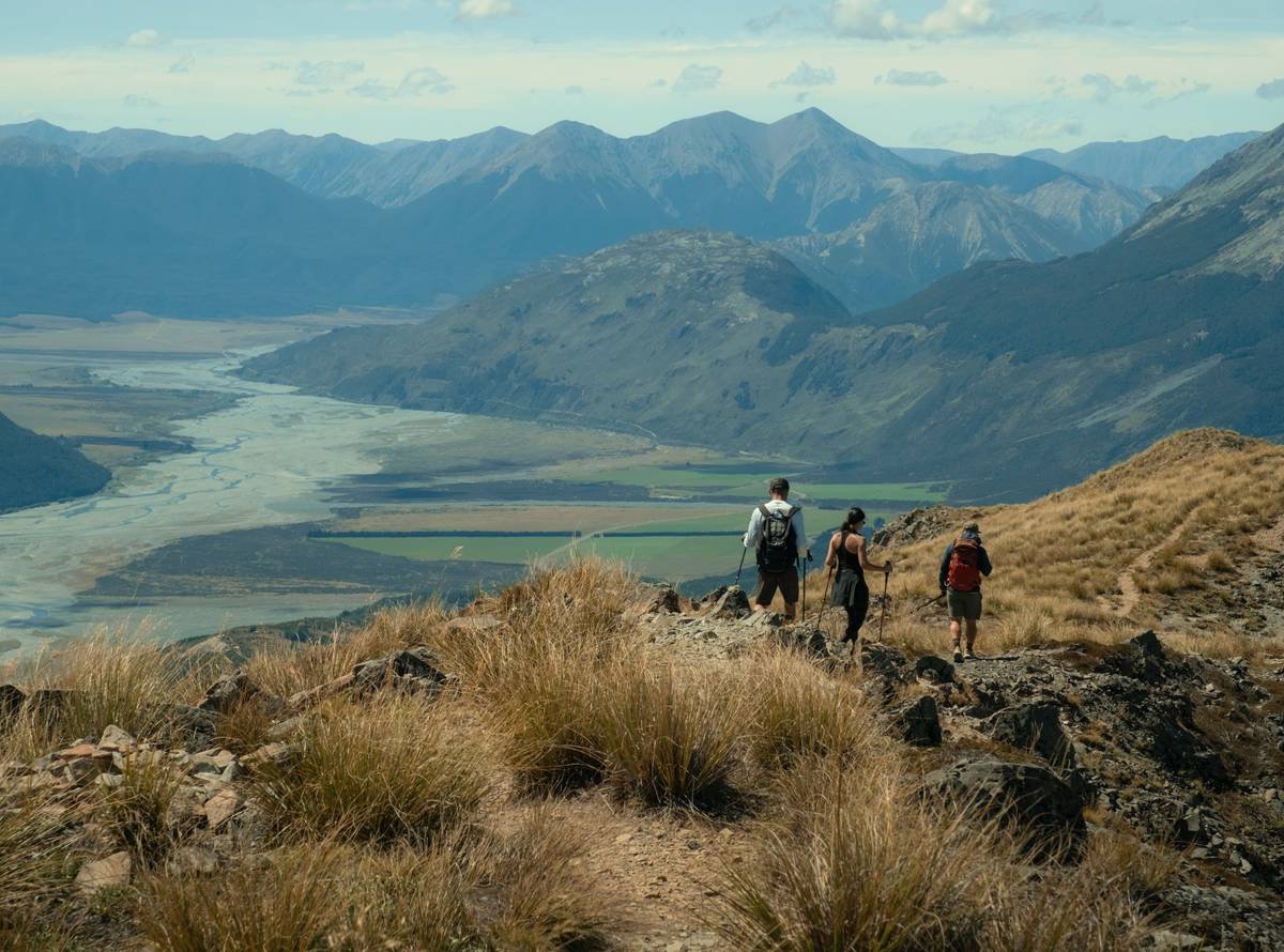 Bar chart comparing calories burned per hour: treadmill (350), elliptical (450), hiking flat terrain (400), hiking uphill (650)