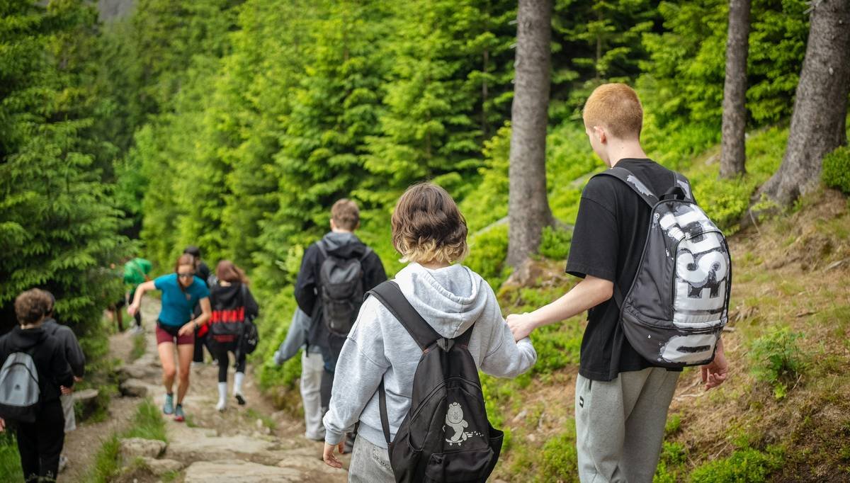 Comparison table: Budget vs Premium Hiking Gear for Weight Loss - shows footwear, hydration, packs, and cost differences