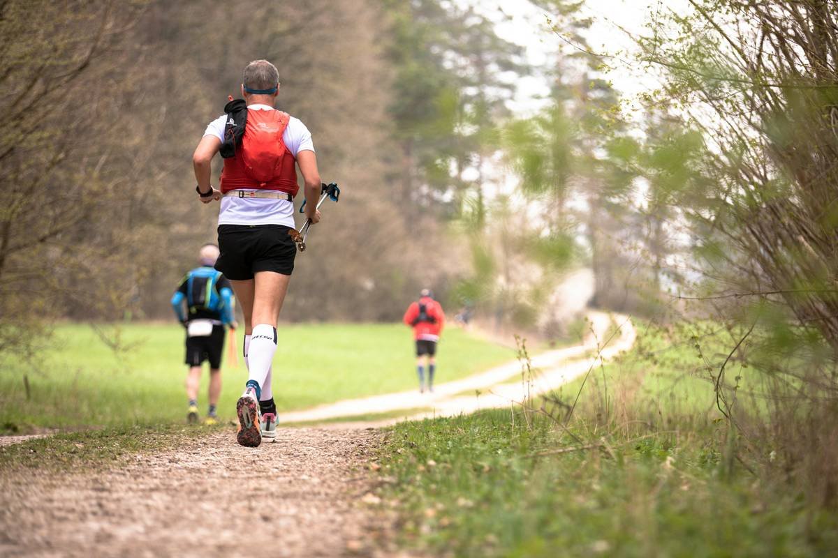 Bar chart comparing calories burned per hour: treadmill walking (250), hiking flat trails (400), hiking steep trails (700+)