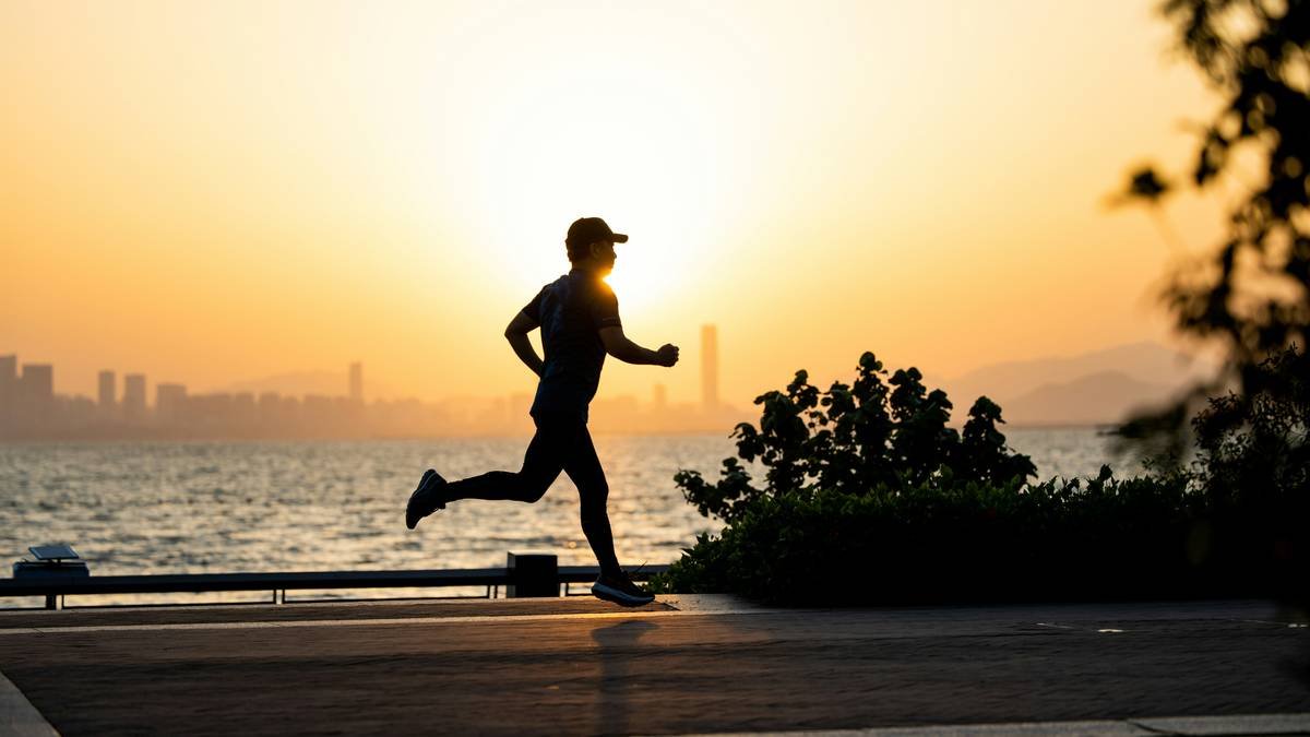 Bar chart showing calories burned per hour during hiking vs treadmill walking vs cycling