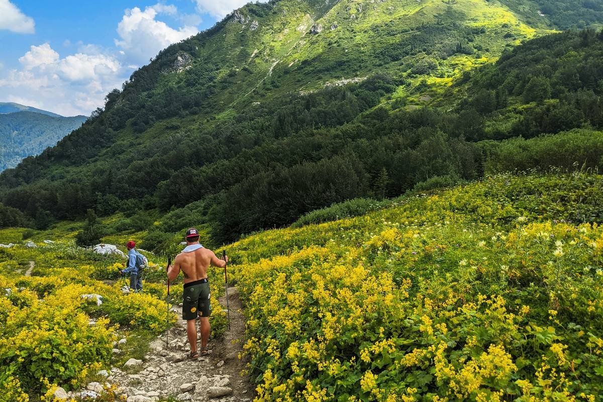 Before/after photos of hiker showing visible fat loss and increased muscle tone after 6 months of consistent hiking.